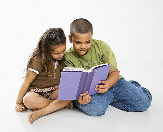 男孩和女孩阅读书本图片