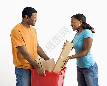 男人和女人的回收利用盒子生态水平男性团队男人回收两个人微笑回收站背景图片