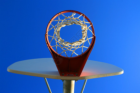 篮球网和后板运动晴天天空蓝色游戏红色金属竞赛法庭篮板图片