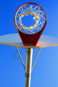 篮球网和后板红色天空运动金属法庭戒指蓝色竞赛游戏晴天背景图片