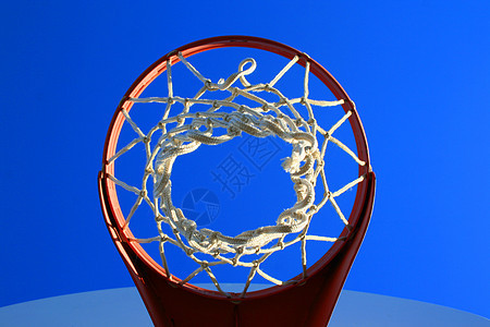 篮球网和后板竞赛游戏法庭天空蓝色红色戒指金属篮板运动图片