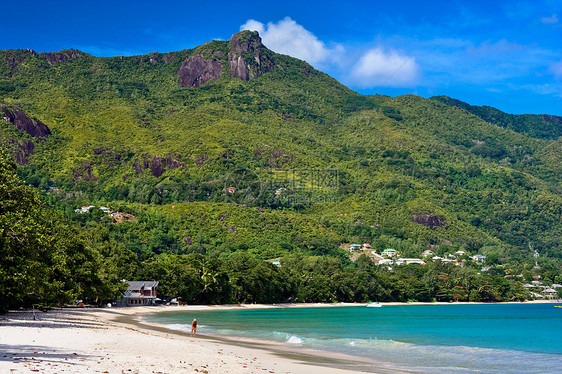 海滩沙滩阳光支撑地平线天空旅行旅游蓝色海洋情调游客图片