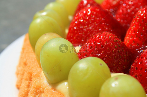 水果蛋糕面团红色糖浆浆果白色果汁面包绿色糕点甜点图片