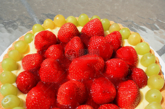 水果蛋糕盘子果汁绿色面团浆果红色糕点白色食物面包图片
