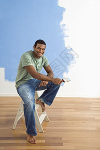 有油漆刷的人微笑家装观众绘画男性画笔照片蓝色图片
