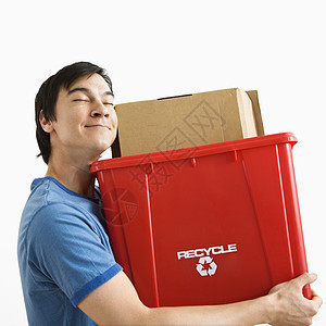 男人拿着回收桶照片生活表情纸板黑发工作室绿色生态正方形男性背景图片