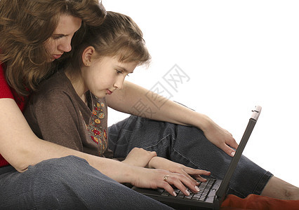 母亲和女儿在计算机工作图片