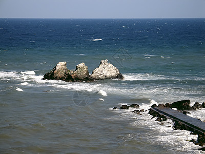 海上的风暴太阳悬崖岩石冲浪海洋白色天空天气石头阳光图片