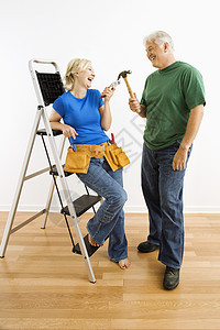 男人和女人用工具和梯子男人房子家庭生活女性家装金发女郎照片团队白色头发图片