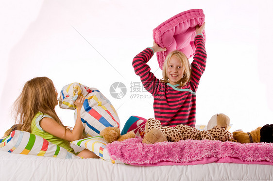 枕头打斗朋友们二人睡衣卧室时间金发家庭闺蜜大战女孩们图片