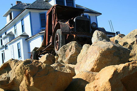 Rusty旧式卡车蓝色轮胎石头天空轮子岩石白色工业车辆运输图片