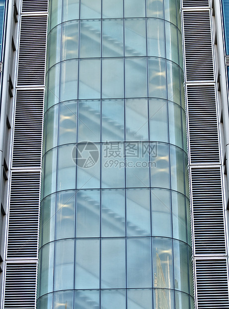 现代玻璃建筑后面的楼梯图片