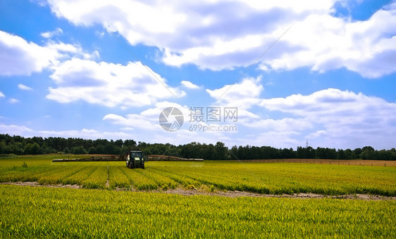 绿绿色农耕农田植物牧场乡村环境风景蓝色场地农村草地拖拉机图片