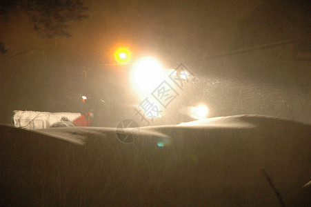 下雪夜间工作街道季节性夜班背心运动风暴车道季节工人天气图片