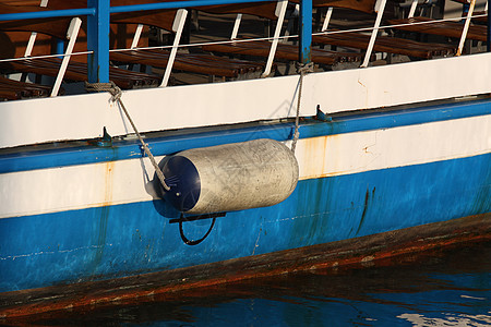 白色和蓝色船只船壳背景图片