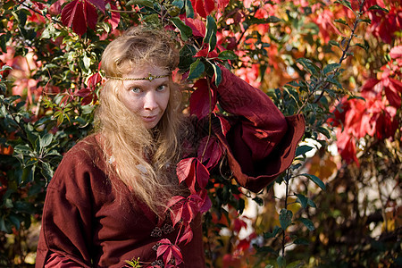 秋林中的精灵女孩传奇扮演树叶角色故事女性皮肤裙子神话图片