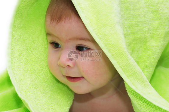 婴儿从毯子下看出来洗澡婴儿期微笑新生白色烘干童年女孩护理孩子图片