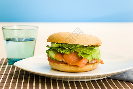 早餐鲑鱼面包沙拉黄瓜西红柿盘子厨房玻璃蓝色食物午餐绿色图片