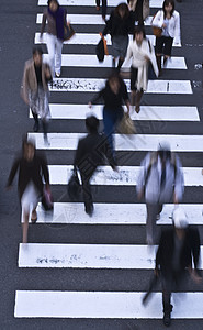 跨越街口的人团体公民行人男人人群城市市中心喧嚣条纹多样性图片