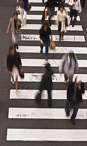 跨越街口的人街道压力多样性生意人条纹女性高峰成年人时间城市图片