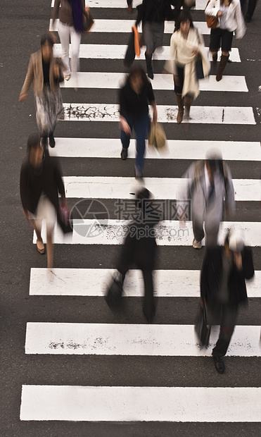 跨越街口的人街道压力多样性生意人条纹女性高峰成年人时间城市图片