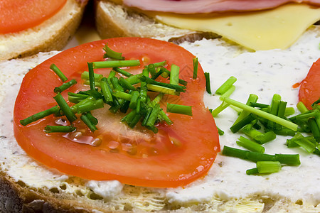 番茄和三文治鸡肉食物饮食白色蔬菜棕色黄油面包绿色沙拉小吃图片