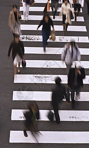 跨越街口的人多样性路口行人喧嚣运动时间男人压力成年人城市图片