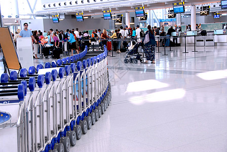机场人群航班游客车轮衬垫运输队列过境行李检查飞行图片