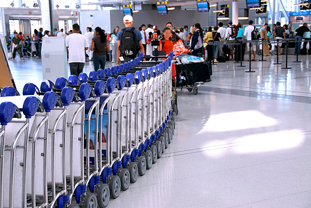 机场人群车轮旅行者障碍大车游客航空公司飞行柜台飞机衬垫图片