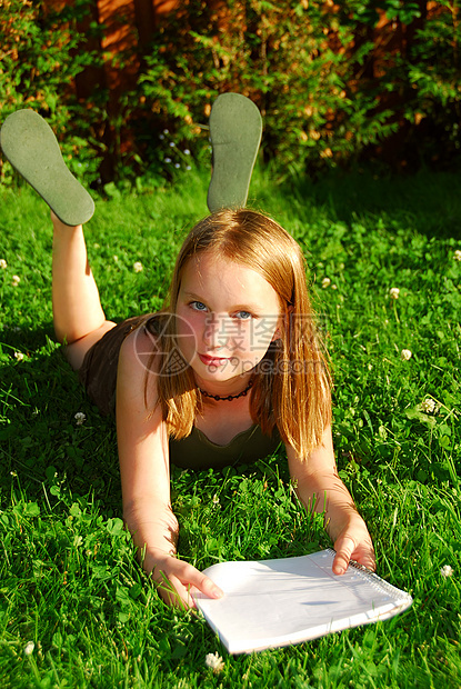 女童草草草地孩子们软垫青春期女孩们学生学习青少年童年乐趣图片