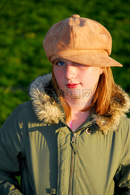 外面的女孩肖像天气毛皮夹克修剪女性微笑孩子们青春期兜帽童年图片