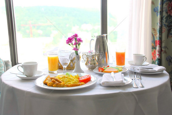 早餐食物杯子桌布玻璃晴天餐巾盘子飞碟水果花瓶图片