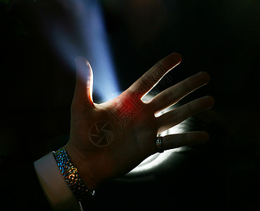 男人的手蓝色光束蜡烛辉光温暖烛光祷告黑暗信仰家庭图片