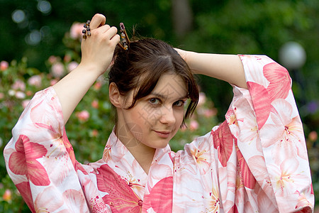 女孩在一朵花的浴田花园手势发型戏服袖子公园姿势头发手臂皮肤图片