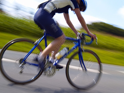 骑自行车速度下坡赛车手蓝色竞赛比赛运动图片