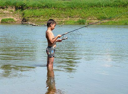 男孩通过旋转钓鱼乐趣追求男生爱好渔夫蓝色活动闲暇场景卷轴图片