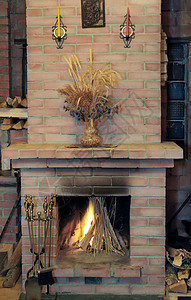 村舍的壁炉扫帚壁炉架蜡烛熨斗加热房子金属乡村乌合之众熏制图片