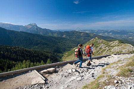 在山中旅行风景夫妻踪迹背包环境石头运动旅游松树森林图片