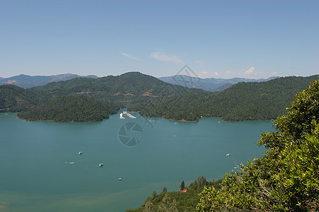 沙斯塔湖活力假期水库享受娱乐国家森林水晶水电松树图片