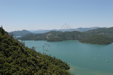 沙斯塔湖岩石松树力量树木季节假期水晶娱乐水库水电图片