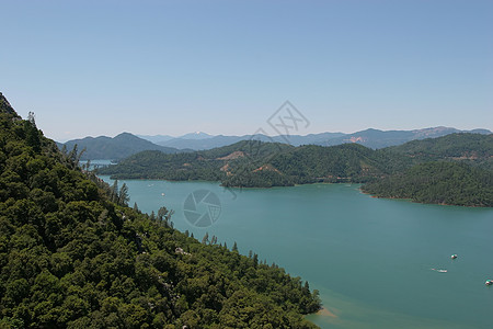 沙斯塔湖假期活力水晶季节森林娱乐水库岩石享受国家图片