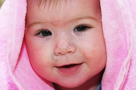 婴儿从毯子下看出来毛巾烘干玫瑰女孩婴儿期微笑护理皮肤童年洗澡图片