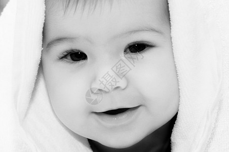 婴儿从毯子下看出来新生烘干童年微笑洗澡孩子玫瑰女孩婴儿期皮肤图片