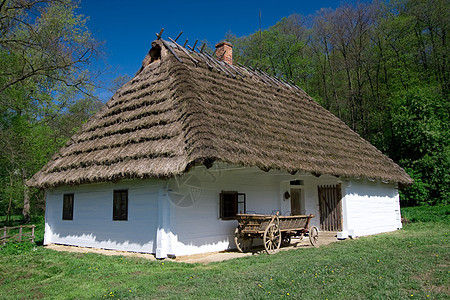 白色旧小屋图片