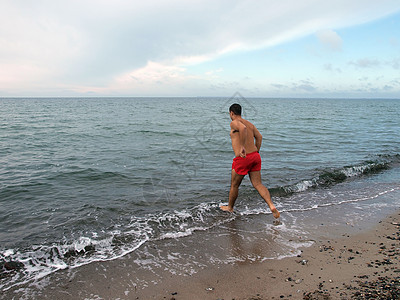 快乐的人跑进大海游泳图片