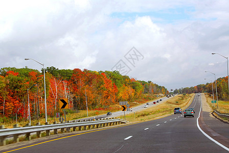秋季高速公路运输多云车辆树木乡村地平线蓝色森林速度国家图片