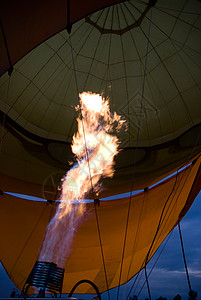 清晨热气球飞行火焰气体图片