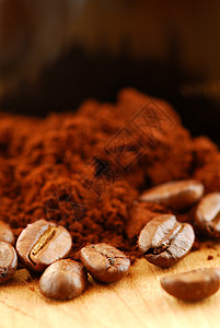 咖啡豆和地面咖啡棕色生活店铺杯子豆子桌子黑色咖啡店宏观饮料图片