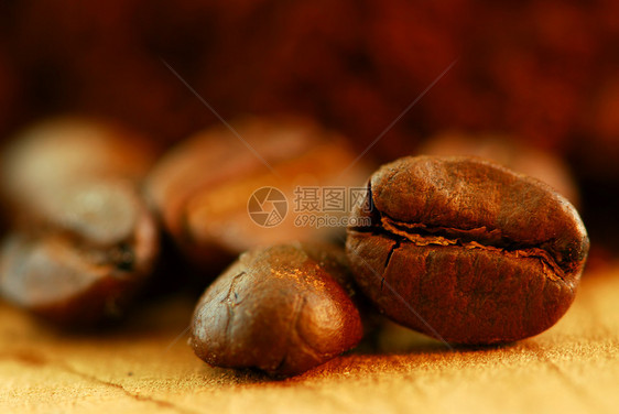 咖啡豆棕色地面静物店铺黑色饮料豆子宏观美食木头图片