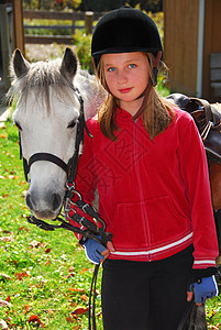 女童和小马牧场马背娱乐农村马匹乐趣拥抱活动朋友孩子们图片